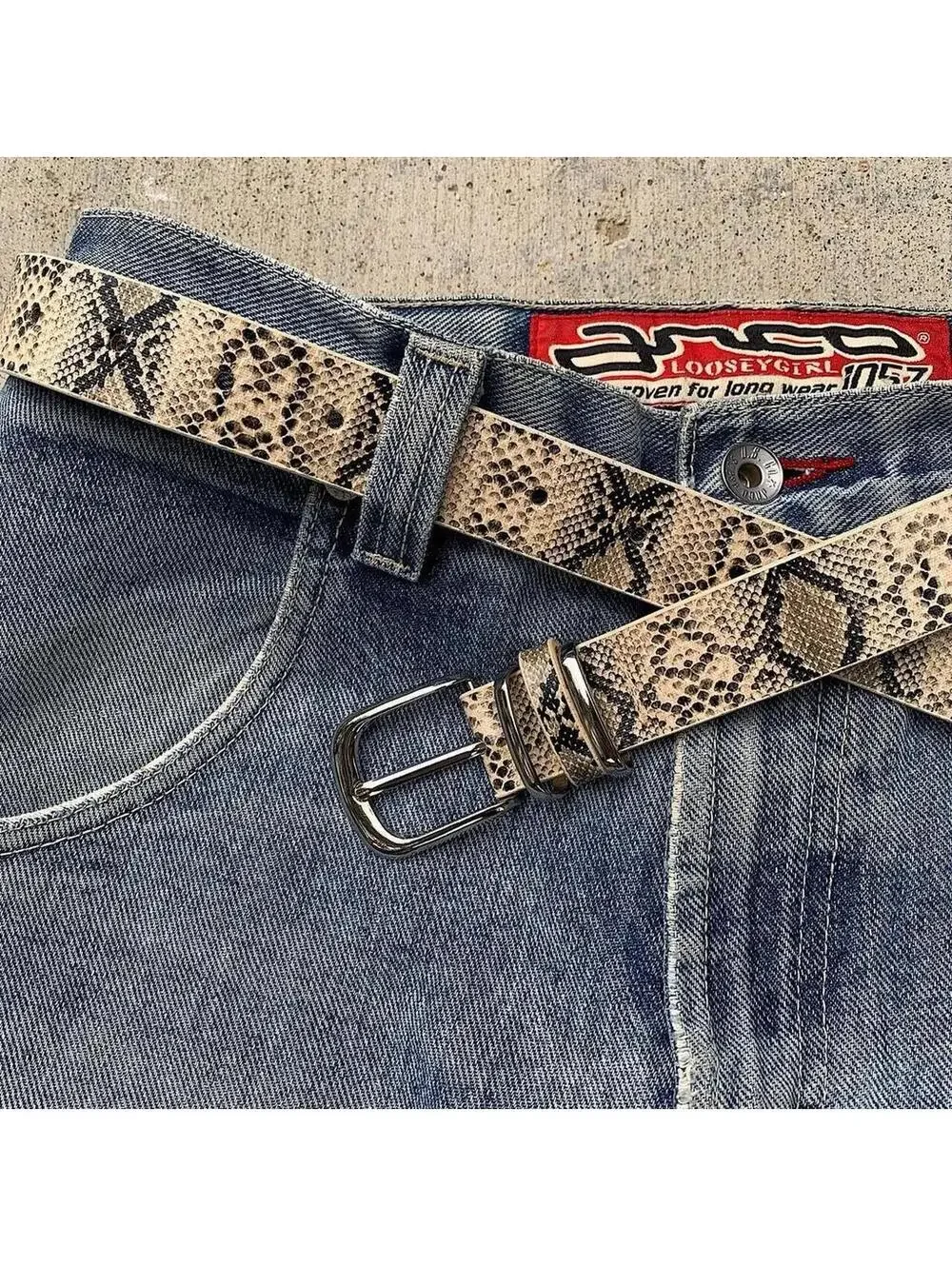 Snake skin y2k style tan belt. Cool grunge/punk look